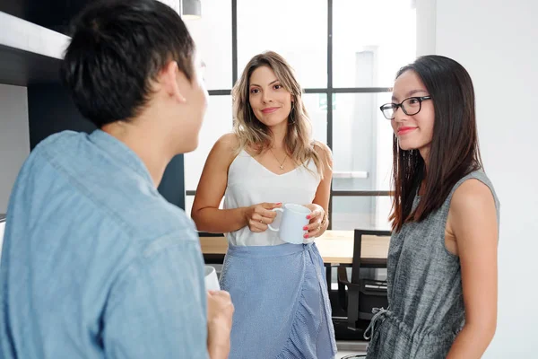 Zwei Junge Geschäftsfrauen Gespräch Mit Geschäftsleuten Während Sie Büro Stehen — Stockfoto