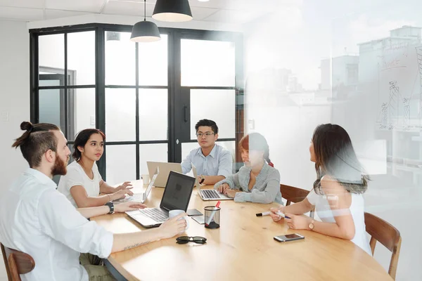 Gruppe Multiethnischer Geschäftsleute Sitzt Tisch Und Diskutiert Zukünftige Geschäftspläne Bei — Stockfoto