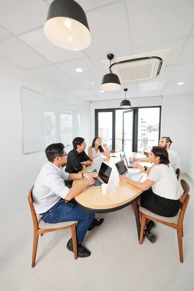 Dizüstü Bilgisayarlarla Masada Oturan Modern Ofiste Yönetim Kurulu Odasında Ekip — Stok fotoğraf