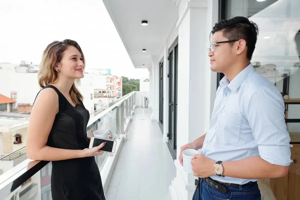 Бизнесмен Деловая Женщина Стоящие Балконе Кофе Разговаривающие Друг Другом После — стоковое фото