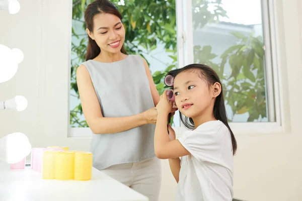 Happy Young Mother Making Hairstyle Her Little Daughter Front Mirror — Stock Photo, Image