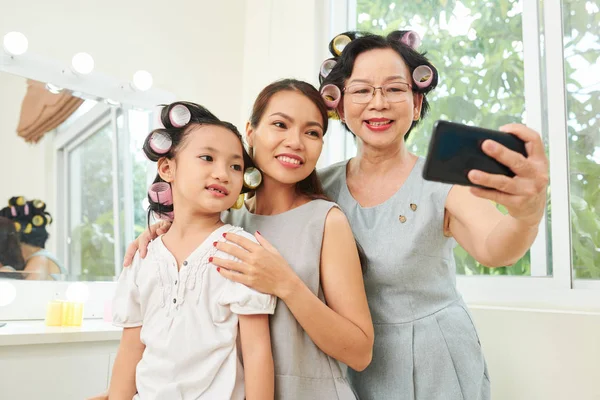 Cep Telefonu Selfie Portre Yaparken Kameraya Gülümseyen Curlers Ile Asyalı — Stok fotoğraf