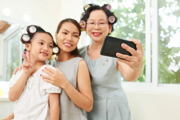 Mulher Madura Feliz Fazendo Retrato Selfie Sua Família Telefone Celular — Fotografia de Stock