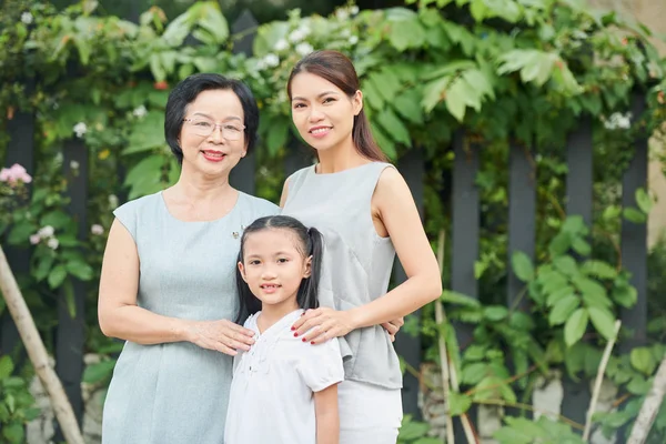 亚洲家庭妇女一代站在一起 微笑着对着镜头与绿色树木的背景肖像 — 图库照片