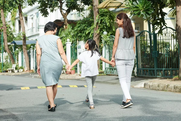 Rear Pandangan Keluarga Generasi Ibu Putri Dan Nenek Berpegangan Tangan — Stok Foto