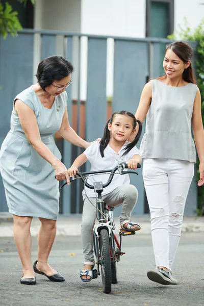 Asiática Niña Aprendiendo Montar Bicicleta Junto Con Madre Abuela Aire —  Fotos de Stock