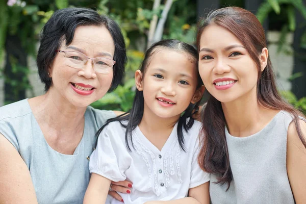 Portret Azjatyckiej Generacji Rodziny Obejmując Siebie Uśmiechając Się Zewnątrz Kamery — Zdjęcie stockowe