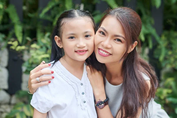 两个母亲和女儿的亚洲家庭的肖像拥抱和微笑在户外相机 — 图库照片