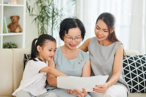 Šťastná Asijská Rodina Tři Sedí Pohovce Listy Papírů Čte Dopisy — Stock fotografie