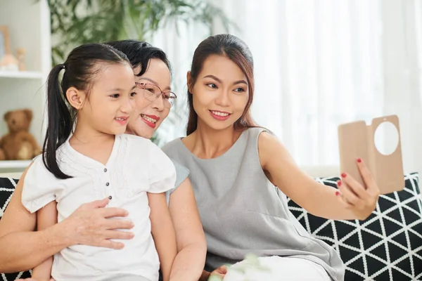 Asiatische Mutter Tochter Und Großmutter Auf Dem Sofa Sitzen Lächelnd — Stockfoto