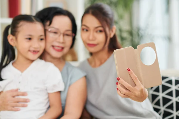 Junge Frau Mit Handy Und Selfie Porträt Ihrer Mutter Und — Stockfoto