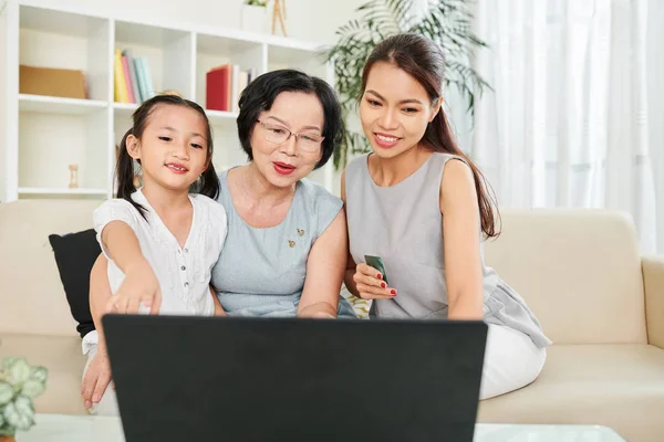 Famille Asiatique Trois Assis Sur Canapé Ensemble Communiquer Ligne Aide — Photo