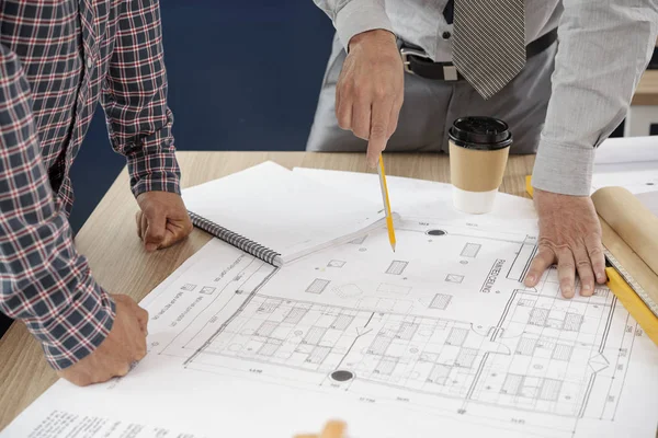 Close Van Zakenlieden Die Naar Bouw Blauwdruk Tekenen Van Schetsen — Stockfoto