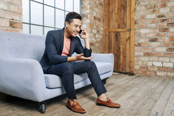Mutlu Genç Asyalı Girişimci Ofiste Kanepede Oturan Cep Telefonu Kullanarak — Stok fotoğraf
