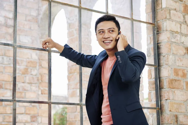 Joyeux Beau Jeune Entrepreneur Debout Grande Fenêtre Dans Bureau Loft — Photo