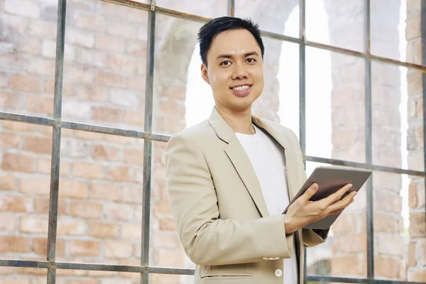 Retrato Ejecutivo Negocios Asiático Positivo Traje Ligero Trabajando Tableta Digital —  Fotos de Stock