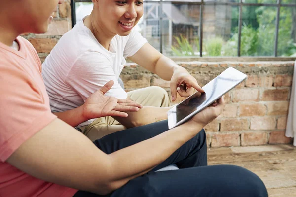 Cheerful Young Asian Startuppers Discussing Project Idea Digital Tablet — Stock Photo, Image