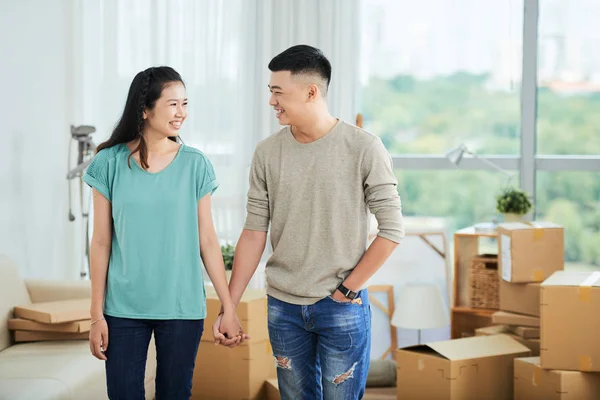 Happy Asian Par Stående Hålla Händer Och Leende Till Varandra — Stockfoto