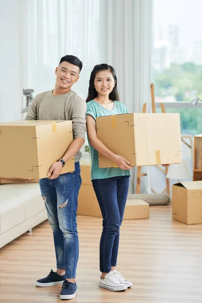 Retrato Jovem Casal Asiático Casual Segurando Caixas Papelão Sorrindo Para — Fotografia de Stock