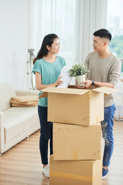 Asiática Joven Pareja Pie Cerca Pila Cajas Cartón Hablando Desempacando — Foto de Stock