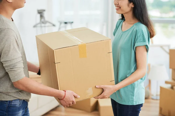 Close Young Couple Holding Big Cardboard Box Carrying Together Moving — Stock Photo, Image