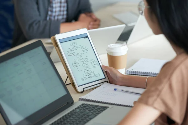 Nahaufnahme Einer Jungen Geschäftsfrau Die Ihrem Arbeitsplatz Vor Dem Laptop — Stockfoto