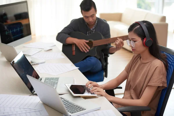 Asiática Joven Mujer Los Auriculares Sentado Mesa Uso Tableta Portátil —  Fotos de Stock