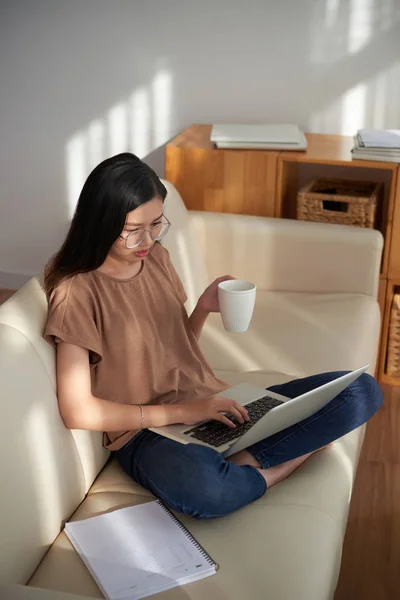 Mladá Asijská Žena Která Sedí Pohovce Pracuje Online Přenosném Počítači — Stock fotografie
