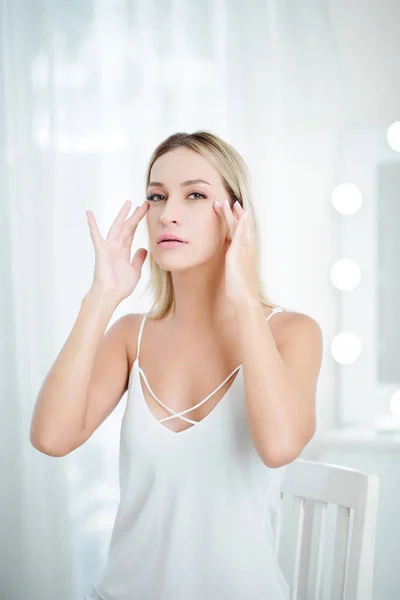 Hermosa Mujer Joven Vestido Encaje Blanco Aplicando Crema Reafirmante Bajo — Foto de Stock