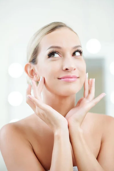 Pretty Smiling Lovely Young Woman Looking Applying Face Cream — Stock Photo, Image