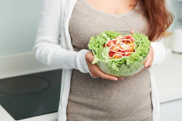 Imagem Close Jovem Grávida Segurando Tigela Deliciosa Salada Saudável Com — Fotografia de Stock