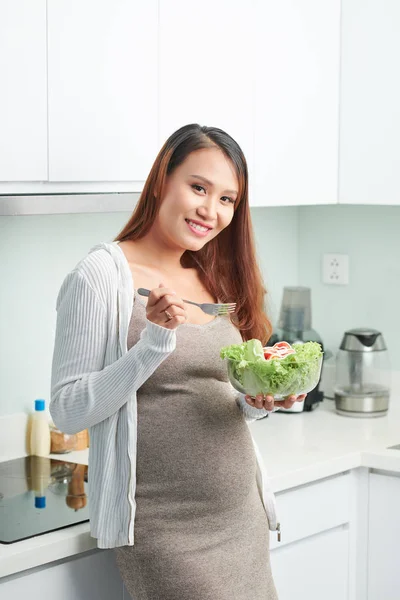 ランチに新鮮な健康的なサラダを食べる美しい若い妊婦の肖像画 — ストック写真