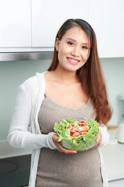 Sonriente Joven Vietnamita Encantadora Mostrando Tazón Ensalada Saludable Que Tener — Foto de Stock