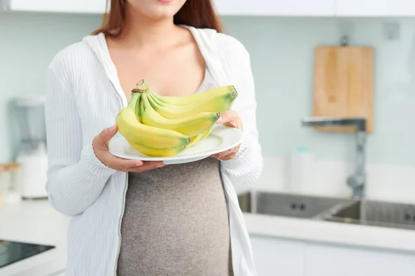 Imagen Recortada Una Mujer Joven Comiendo Plátanos Frescos Anticipar Bebé — Foto de Stock