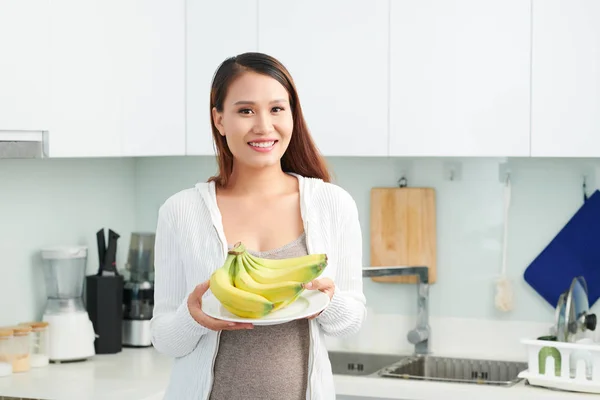 Sorridente Giovane Donna Incinta Vietnamita Piedi Cucina Mostrando Mazzo Banane — Foto Stock