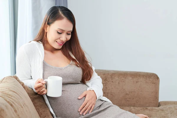 冷静可爱的越南女人喝杯美味的饮料 触摸她怀孕的肚子 — 图库照片