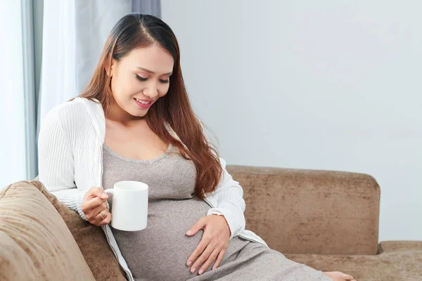 Calma Encantadora Mujer Vietnamita Beber Taza Bebida Sabrosa Tocar Vientre —  Fotos de Stock