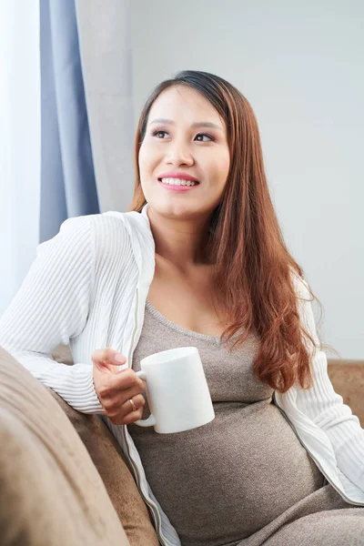 Retrato Encantadora Joven Asiática Pensativa Sentada Sofá Con Taza Mirando — Foto de Stock