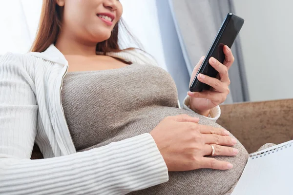 Imagen Cerca Una Joven Positiva Tocando Vientre Embarazada Revisando Las — Foto de Stock