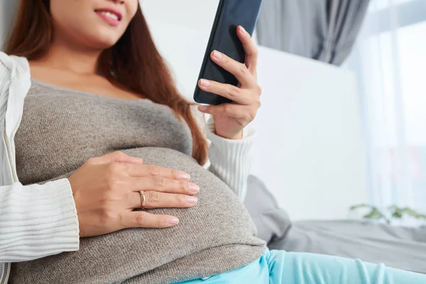 Glimlachend Jong Zwangere Vrouw Casual Kleding Aanraken Baby Bump Het — Stockfoto