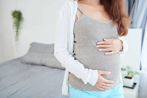 Przycięte Wizerunek Młodej Kobiety Ciąży Stoi Sypialni Dotykając Jej Brzuch — Zdjęcie stockowe