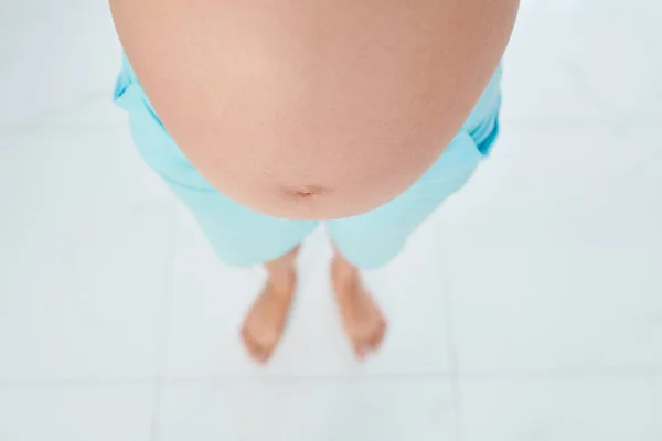 Grande Pancia Donna Incinta Piedi Sul Pavimento Piastrellato Vista Dall — Foto Stock