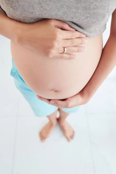 Kobieta Spodziewając Się Dziecka Dotykając Jej Duży Brzuch Miłością Przetargu — Zdjęcie stockowe