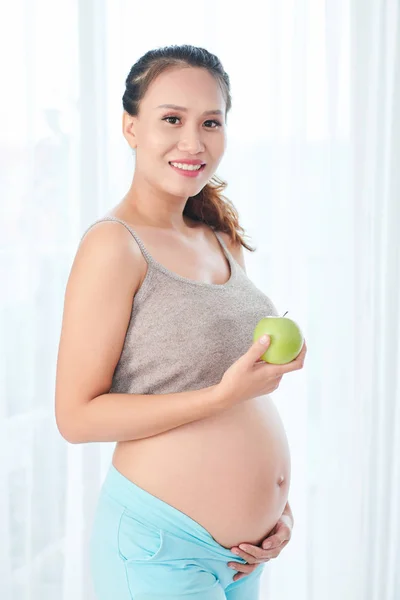 Positive Junge Schwangere Asiatin Mit Frischem Grünen Apfel Als Snack — Stockfoto