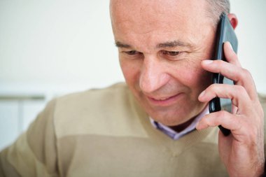 Olgun Kafkas girişimcinin telefon görüşmesine cevap veren yakın çekim görüntüsü  