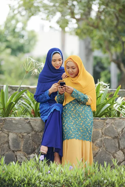 Pretty Young Asian Women Bright Muslim Dresses Resting City Park — Stock Photo, Image