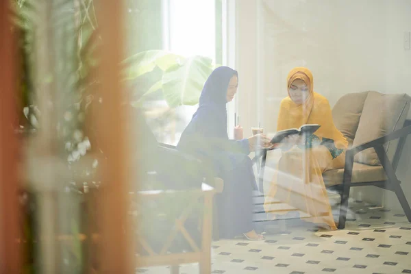 Молоді Мусульманські Жінки Сидять Кафе Ють Смачні Коктейлі Обговорюють Статті — стокове фото