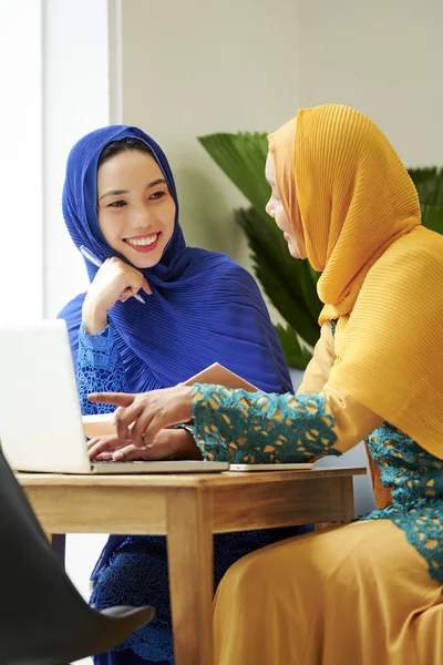 Pretty Leende Ung Muslimsk Kvinna Tittar Hennes Vän Förklarar Information — Stockfoto