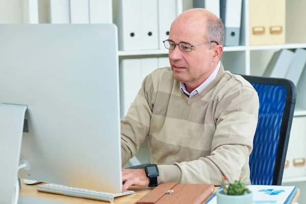 Reifer Finanzmanager Mit Brille Arbeitet Computer Seinem Bürotisch — Stockfoto