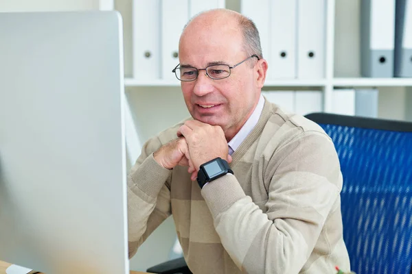 Smiling Mature Businessman Glasses Reading Mail Business Partner Screen His — Stock Photo, Image